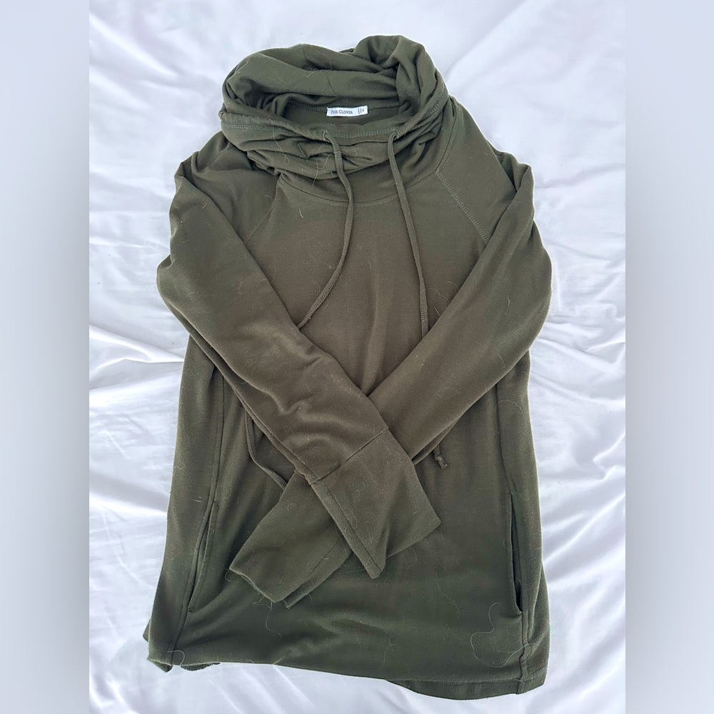 Slouchy neck sweater in green